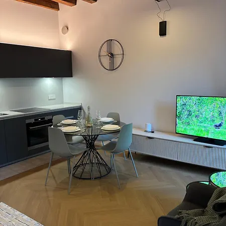 Apartmán Luca's Luxury Flat In Palazzo Diaz-private Parking 10 Min Walk-fee Como